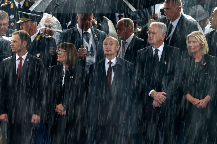 Russian President Vladimir Putin (C) and Serbian President Tomislav Nikolic (2nd R) attend a military parade to mark 70 years since the city's liberation by the Red Army in Belgrade October 16, 2014. Serbia feted Russia's Putin with troops, tanks and fighter-jets on Thursday to mark seven decades since the Red Army liberated Belgrade, balancing its ambitions of European integration with enduring reverence for a big-power ally deeply at odds with the West. REUTERS/Marko Djurica (SERBIA - Tags: POLITICS MILITARY ANNIVERSARY TPX IMAGES OF THE DAY)